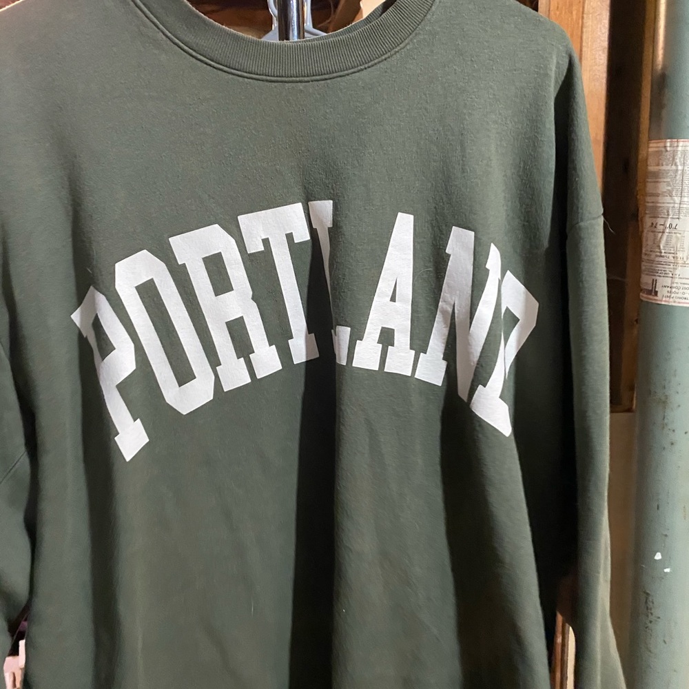 Green sweat shirt